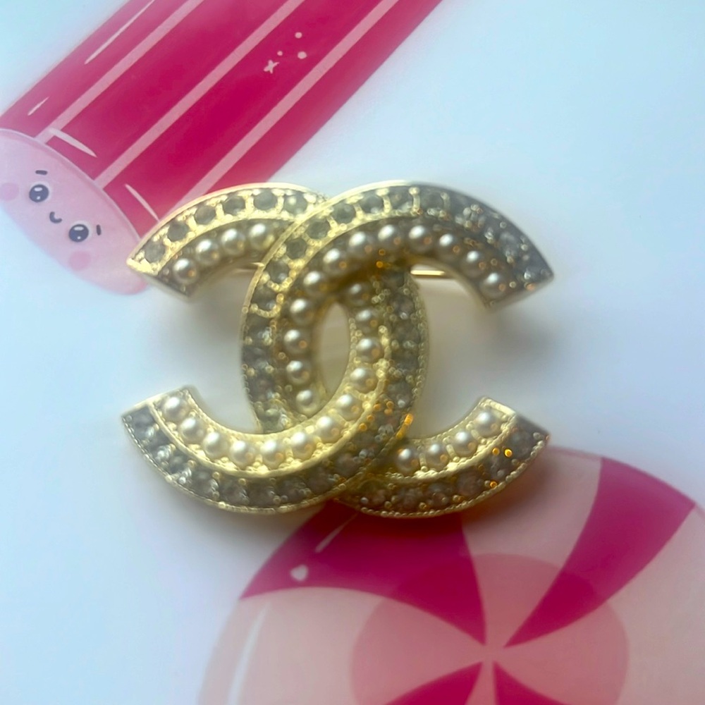 Beautiful Gold and Pearl Brooch